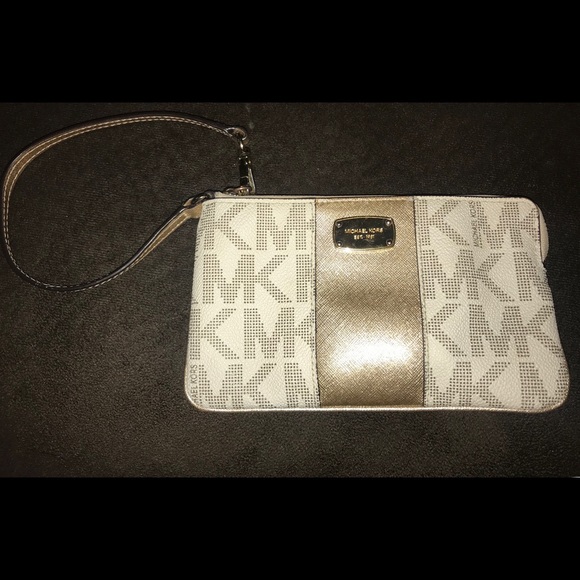 Michael Kors Handbags - Michael Kors wristlet